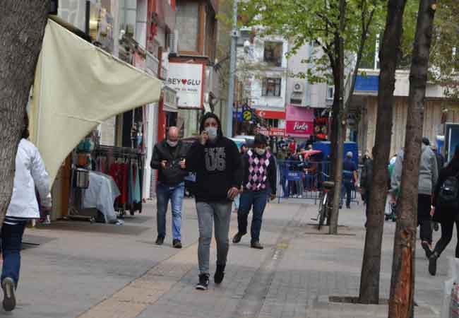 Oluşan uzun kuyruklarda vatandaşların sosyal mesafe kuralına uyduğu görüldü.