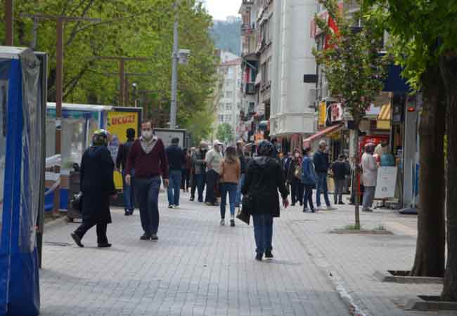 Yine işlek cadde girişlerinde ve dükkanların önünde uzun kuyruklar oluştu. 