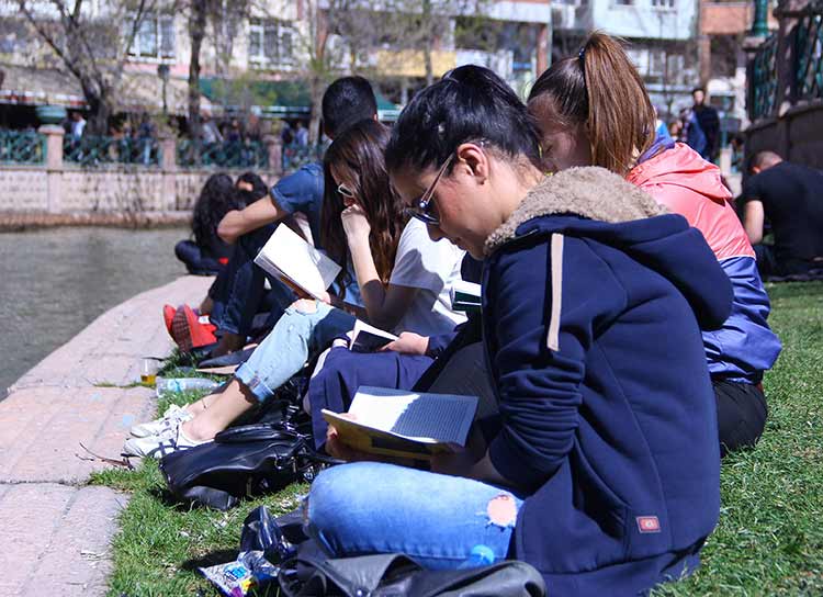 Eskişehir’de sosyal medya üzerinde örgütlenen onlarca kişi, Porsuk Çayı kenarında kitap okuyarak güzel ve güneşli havanın keyfini çıkardı. 