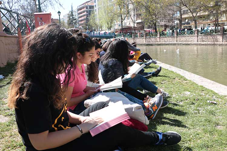 Eskişehir’de sosyal medya üzerinde örgütlenen onlarca kişi, Porsuk Çayı kenarında kitap okuyarak güzel ve güneşli havanın keyfini çıkardı. 