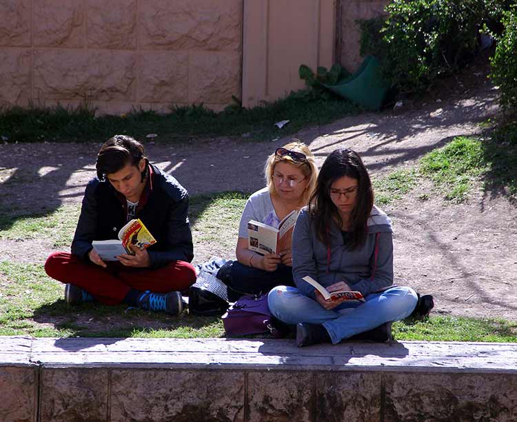 Eskişehir’de sosyal medya üzerinde örgütlenen onlarca kişi, Porsuk Çayı kenarında kitap okuyarak güzel ve güneşli havanın keyfini çıkardı. 