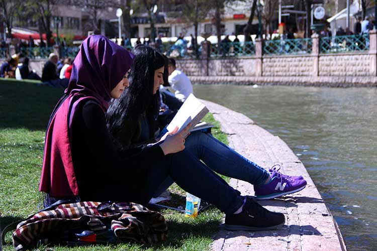 Eskişehir’de sosyal medya üzerinde örgütlenen onlarca kişi, Porsuk Çayı kenarında kitap okuyarak güzel ve güneşli havanın keyfini çıkardı. 