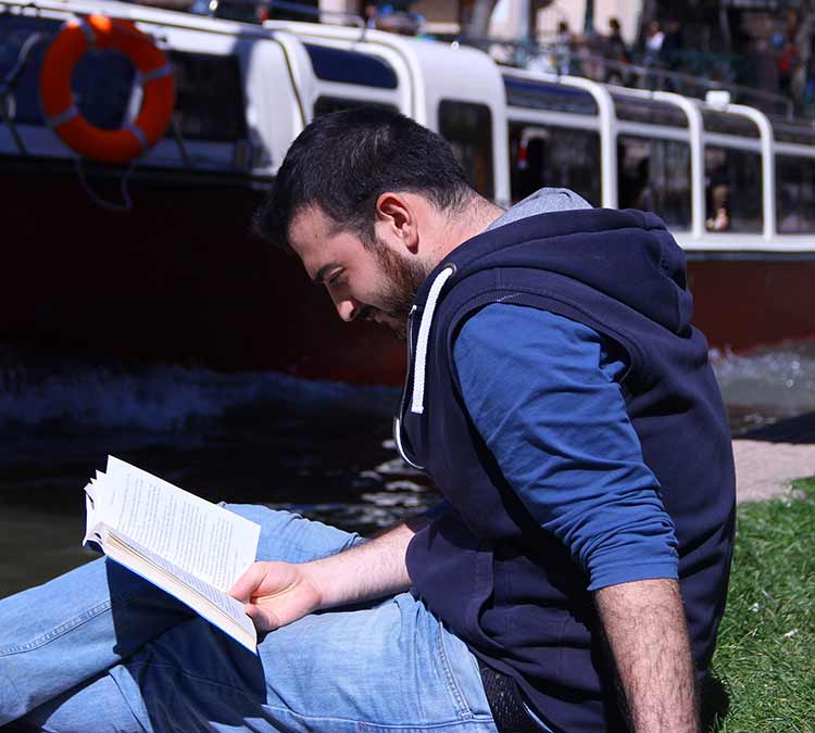 Eskişehir’de sosyal medya üzerinde örgütlenen onlarca kişi, Porsuk Çayı kenarında kitap okuyarak güzel ve güneşli havanın keyfini çıkardı. 