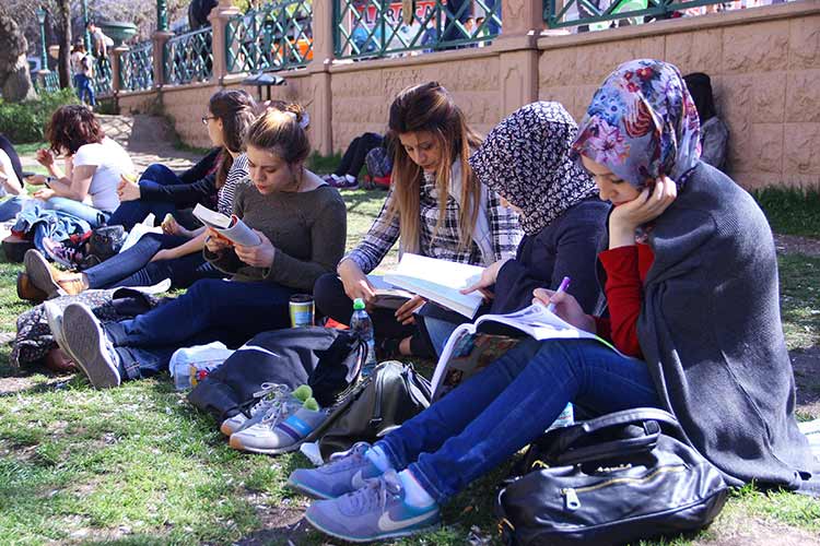 Eskişehir’de sosyal medya üzerinde örgütlenen onlarca kişi, Porsuk Çayı kenarında kitap okuyarak güzel ve güneşli havanın keyfini çıkardı. 