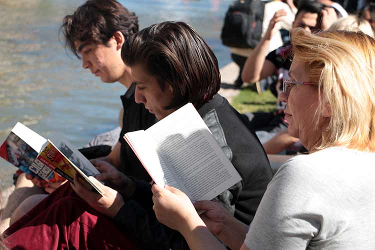 Eskişehir’de sosyal medya üzerinde örgütlenen onlarca kişi, Porsuk Çayı kenarında kitap okuyarak güzel ve güneşli havanın keyfini çıkardı. 