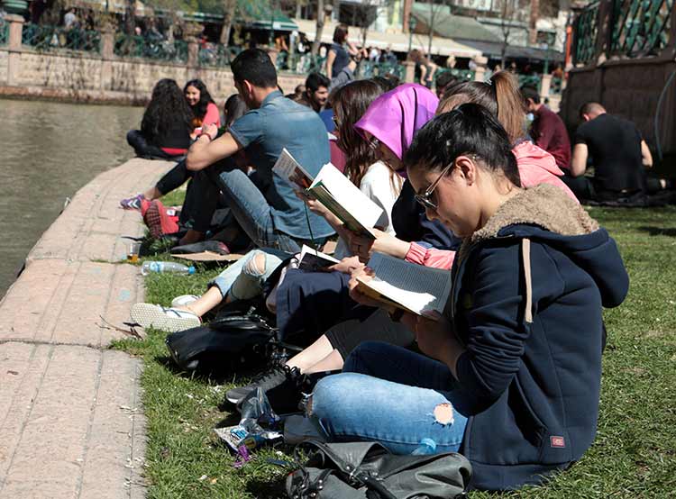 Eskişehir’de sosyal medya üzerinde örgütlenen onlarca kişi, Porsuk Çayı kenarında kitap okuyarak güzel ve güneşli havanın keyfini çıkardı. 