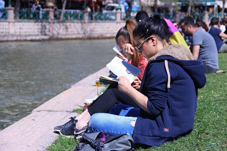 Eskişehir’de sosyal medya üzerinde örgütlenen onlarca kişi, Porsuk Çayı kenarında kitap okuyarak güzel ve güneşli havanın keyfini çıkardı. 