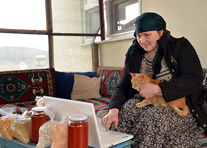 Kitaplarla mutlu olan kadın çiftçi