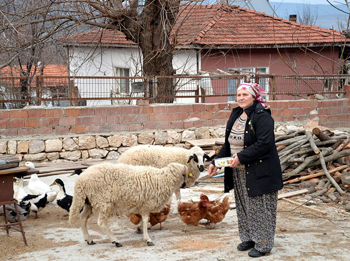 Kitaplarla mutlu olan kadın çiftçi