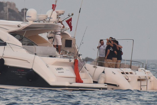 Bir aydır Ege’de zıpkınla balık avlayıp dalış yapan Çağatay Ulusoy ve Kıvanç Tatlıtuğ hedef büyüttü. İkili, Kos Adası ile Yassıada arasındaki dünyaca ünlü batık bölgesini gözlerine kestirdi.