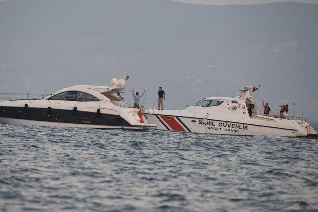 Bodrum-Kos arasındaki ünlü batık bölgesine dalmaya giden Kıvanç Tatlıtuğ ve Çağatay Ulusoy, izinsiz dalış yapınca sahil güvenliği alarma geçirdi.