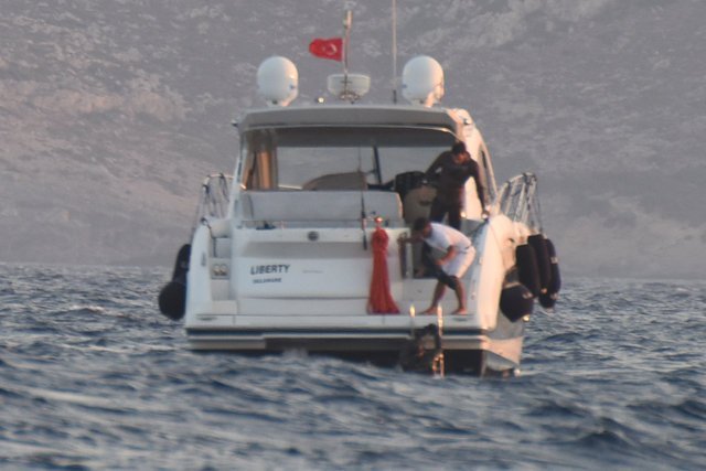 Bodrum-Kos arasındaki ünlü batık bölgesine dalmaya giden Kıvanç Tatlıtuğ ve Çağatay Ulusoy, izinsiz dalış yapınca sahil güvenliği alarma geçirdi.