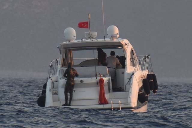 Bodrum-Kos arasındaki ünlü batık bölgesine dalmaya giden Kıvanç Tatlıtuğ ve Çağatay Ulusoy, izinsiz dalış yapınca sahil güvenliği alarma geçirdi.