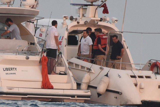 Bodrum-Kos arasındaki ünlü batık bölgesine dalmaya giden Kıvanç Tatlıtuğ ve Çağatay Ulusoy, izinsiz dalış yapınca sahil güvenliği alarma geçirdi.