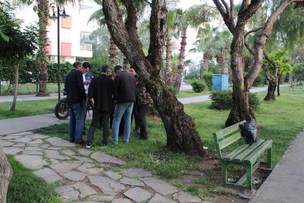 Antalya’da kadın kılığına girerek, üvey kızını takip ettiği iddia edilen şahıs gözaltına alındı. Annesinin kıyafetini giyip başörtüsü takan ve balonlardan göğüs yapan adam polisleri şaşkına çevirdi.