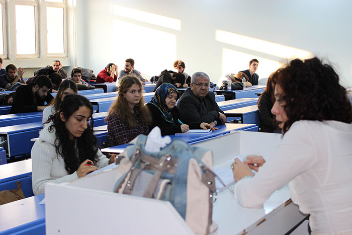 Başörtü yasağı nedeniyle zamanında ailesi tarafından okula gönderilmeyen evli ve 5 çocuk sahibi Fadime Uygun, azmedip rüyalarına giren okul sıralarına yıllar sonra kavuştu. Evlendikten sonra eşi tarafından desteklenen anne, 19 yaşındaki kızıyla beraber hazırlanarak Eskişehir Osmangazi Üniversitesi (ESOGÜ) Tarih Bölümünü kazandı.