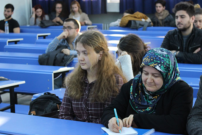 Başörtü yasağı nedeniyle zamanında ailesi tarafından okula gönderilmeyen evli ve 5 çocuk sahibi Fadime Uygun, azmedip rüyalarına giren okul sıralarına yıllar sonra kavuştu. Evlendikten sonra eşi tarafından desteklenen anne, 19 yaşındaki kızıyla beraber hazırlanarak Eskişehir Osmangazi Üniversitesi (ESOGÜ) Tarih Bölümünü kazandı.