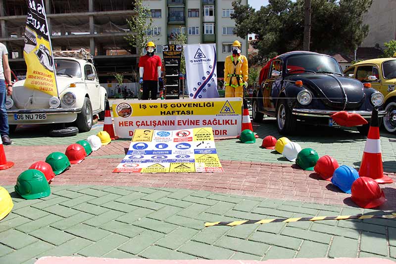 Doğduğu günden bu yana hastalığına teşhis konulamayan Eskişehirli Simge Naz'a dikkat çekmek için bir araya gelen Eskişehir Tiyatro Platformu Derneği Tiyatro Akademi Topluluğu ile Eskişehir Vos26 Derneği, Naz bebeğin yanı sıra İş ve İş Güvenliği Haftası için de farkındalık oluşturmaya çalıştı.