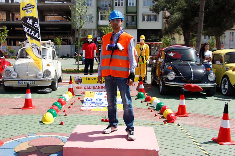 Doğduğu günden bu yana hastalığına teşhis konulamayan Eskişehirli Simge Naz'a dikkat çekmek için bir araya gelen Eskişehir Tiyatro Platformu Derneği Tiyatro Akademi Topluluğu ile Eskişehir Vos26 Derneği, Naz bebeğin yanı sıra İş ve İş Güvenliği Haftası için de farkındalık oluşturmaya çalıştı.