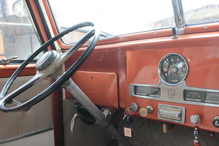 Eskişehir’de 64 yaşındaki klasik otomobil sevdalısı Turgut Ilgın, 1953 model Willys marka kamyonetine gözü gibi bakıyor.  Klasik otomobil tutkunu oto elektrik ustası Turgut Ilgın, 65 yıllık kamyonetini yaklaşık 15 yıl önce bir köyden satın aldı.