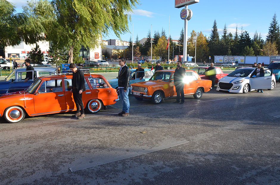 Eskişehir'de klasik otomobilleri ile bir araya gelen sürücüler, saat 09:05'de hep birlikte Ata'ya saygı duruşunda bulundular. 