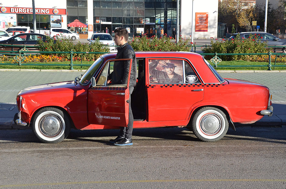 Eskişehir'de klasik otomobilleri ile bir araya gelen sürücüler, saat 09:05'de hep birlikte Ata'ya saygı duruşunda bulundular. 