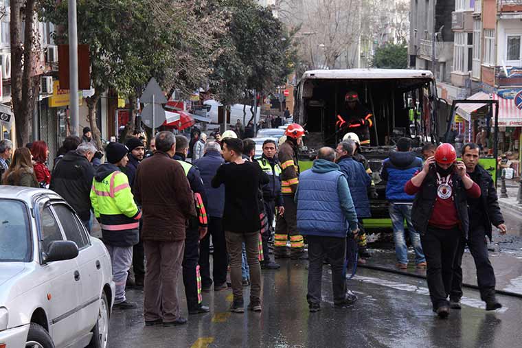 Kocaeli'nin İzmit ilçesinde hareket halindeki özel halk otobüsü, arıza yapması sonrasında içinde yolcular indikten hemen sonra alev alev yandı.