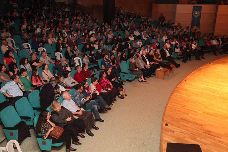 Odunpazarı Belediyesi Tiyatro Topluğu tarafından sahnelenen “Komik Para” isimli tiyatro oyunu, düzenlenen gala programı ile 'perde' dedi. 