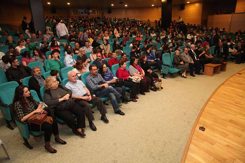 Odunpazarı Belediyesi Tiyatro Topluğu tarafından sahnelenen “Komik Para” isimli tiyatro oyunu, düzenlenen gala programı ile 'perde' dedi. 