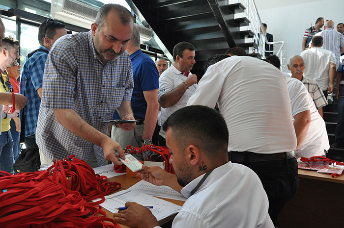 Eskişehirspor’un daha önce de ertelenen Olağanüstü Genel Kurulu, divan yönetimi için üyelerden liste çıkmayınca 1 hafta sonraya alındı.