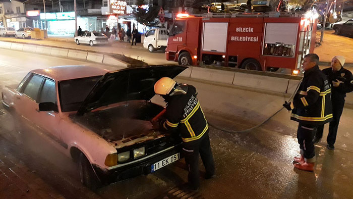 Bilecik'te park halindeki otomobilini çalıştırmak isteyen sürücü kontağa bastığında araç alev aldı. LPG’li aracı söndürmek için itfaiye zamanla yarıştı. 