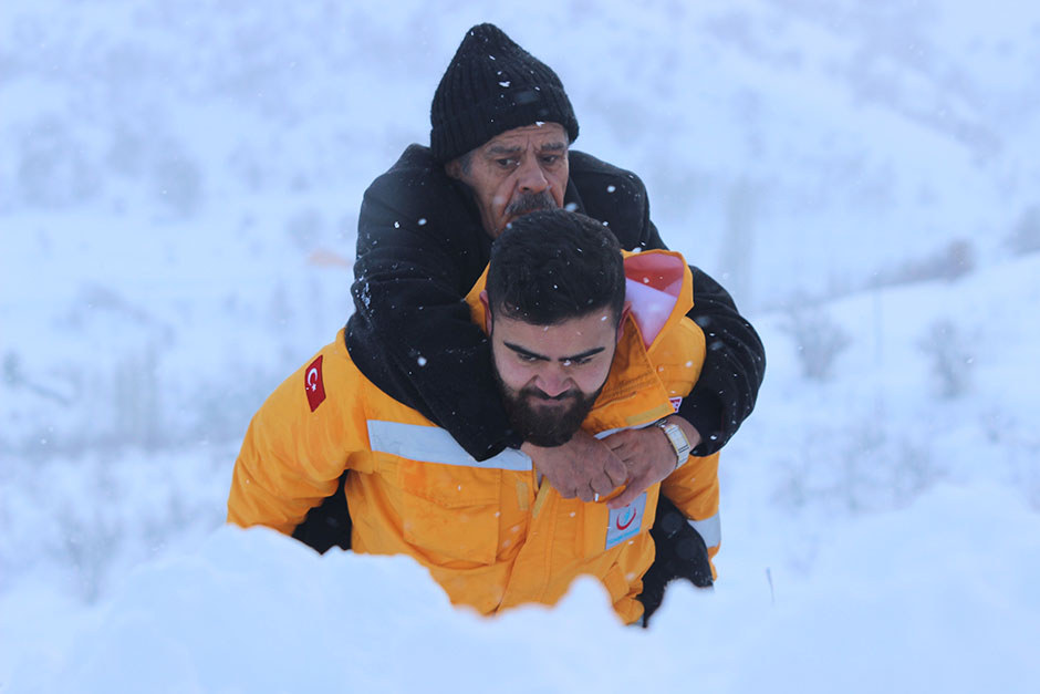 Konya'nın Hadim ilçesinde hasta ihbarına giden 112 Acil Servis ekipleri, ilçedeki yoğun kar nedeniyle 66 yaşındaki hastayı ambulansa kadar sırtında taşıdı.