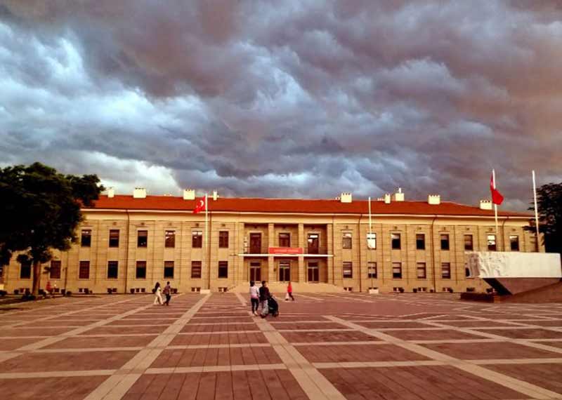 Akşam saatlerinde gökyüzü bulutlarla kaplandı. Adeta korku filmi sahnesini andırıyordu. Sosyal medyada paylaşılan yüzlerce fotoğraf oldu. İşte onlardan bazıları...