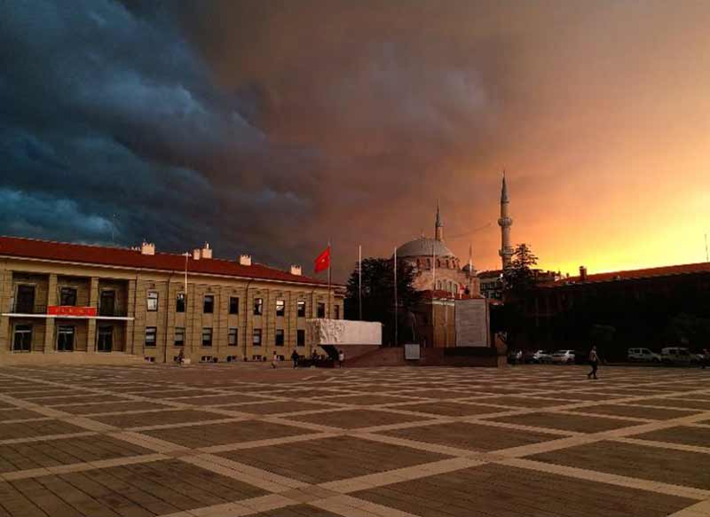 Akşam saatlerinde gökyüzü bulutlarla kaplandı. Adeta korku filmi sahnesini andırıyordu. Sosyal medyada paylaşılan yüzlerce fotoğraf oldu. İşte onlardan bazıları...