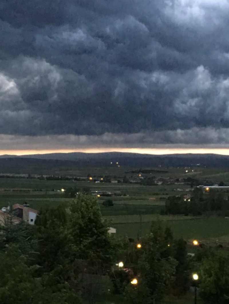 Akşam saatlerinde gökyüzü bulutlarla kaplandı. Adeta korku filmi sahnesini andırıyordu. Sosyal medyada paylaşılan yüzlerce fotoğraf oldu. İşte onlardan bazıları...