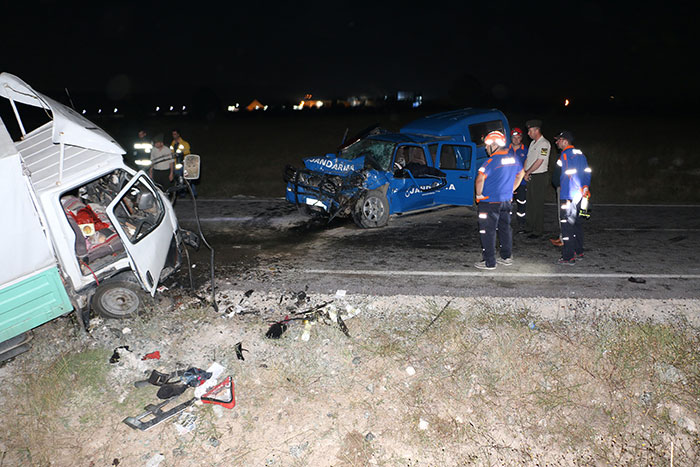 Devriye jandarma timini taşıyan araç ile kamyonetin çarpışması sonucu bir asker şehit oldu, 3'ü asker 7 kişi yaralandı.