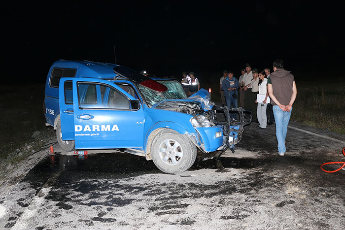 Devriye jandarma timini taşıyan araç ile kamyonetin çarpışması sonucu bir asker şehit oldu, 3'ü asker 7 kişi yaralandı.