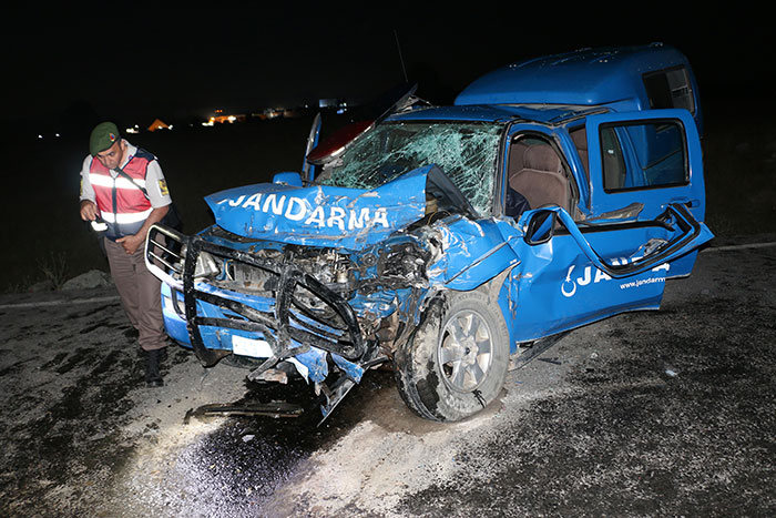 Devriye jandarma timini taşıyan araç ile kamyonetin çarpışması sonucu bir asker şehit oldu, 3'ü asker 7 kişi yaralandı.