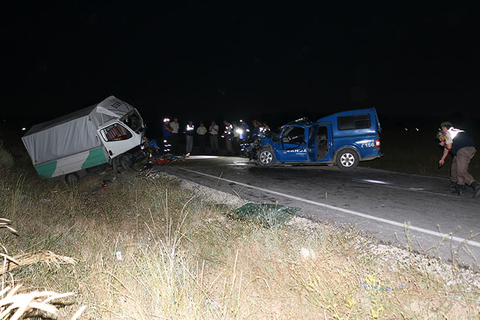 Devriye jandarma timini taşıyan araç ile kamyonetin çarpışması sonucu bir asker şehit oldu, 3'ü asker 7 kişi yaralandı.