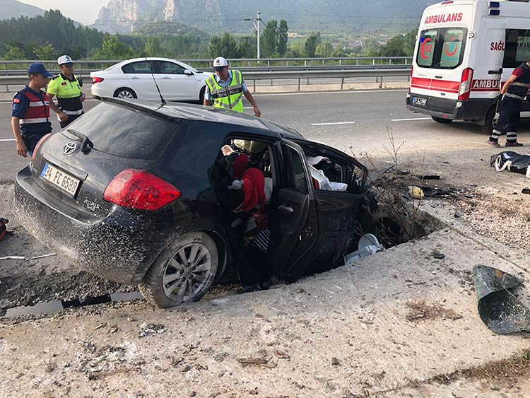 Bilecik’de meydana gelen trafik kazasında biri bebek 3 kişi hayatını kaybetti. Korkunç kazada 1'i bebek 3 kişi öldü