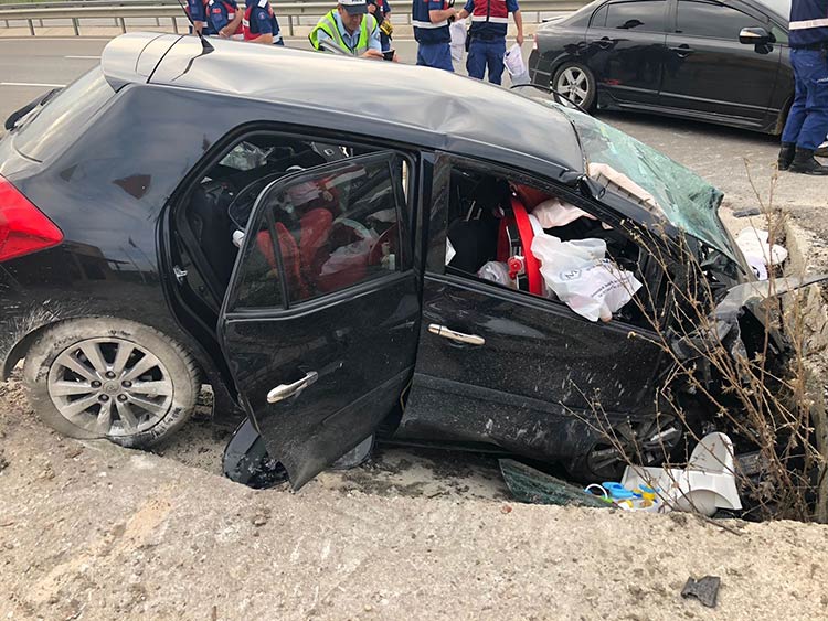 Bilecik’de meydana gelen trafik kazasında biri bebek 3 kişi hayatını kaybetti. Korkunç kazada 1'i bebek 3 kişi öldü