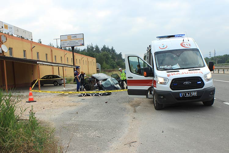 Bilecik’de meydana gelen trafik kazasında biri bebek 3 kişi hayatını kaybetti. Korkunç kazada 1'i bebek 3 kişi öldü