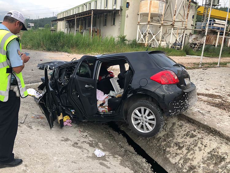 Bilecik’de meydana gelen trafik kazasında biri bebek 3 kişi hayatını kaybetti. Korkunç kazada 1'i bebek 3 kişi öldü