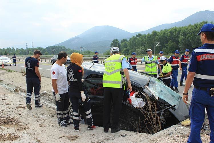 Bilecik’de meydana gelen trafik kazasında biri bebek 3 kişi hayatını kaybetti. Korkunç kazada 1'i bebek 3 kişi öldü