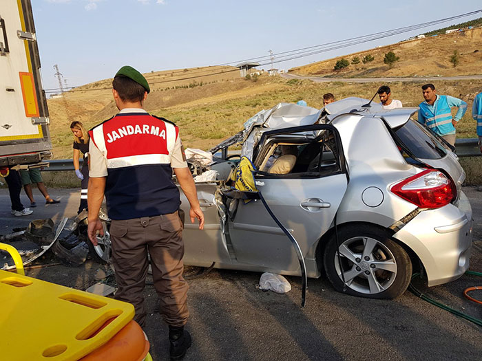 Afyonkahisar’ın Sandıklı ilçesinde meydana gelen trafik kazasında, tıra arakadan çarparak parçalanan otomobilde 2 kişi öldü, 2 kişide yaralandı. 