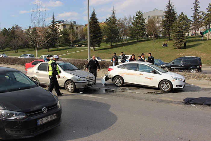 Eskişehir’de yolun karşısına geçmek isteyen 2 kadın, araçların çarpması sonucu hayatını kaybetti.