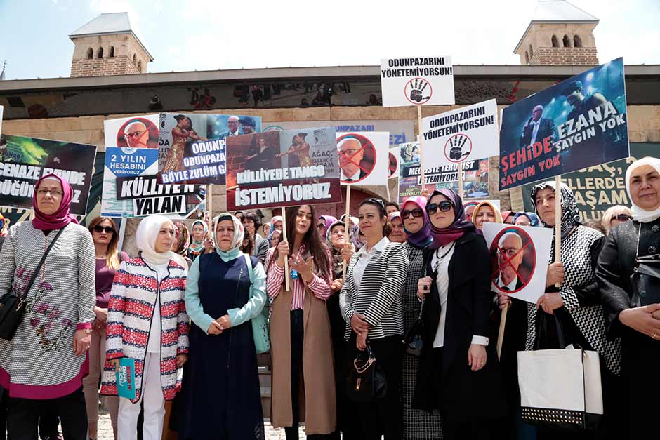 AK Parti Odunpazarı İlçe Kadın Kolları üyesi kadınlar, Odunpazarı Küliyesi’nde dans yapıldığı ve şehit cenazesi ardından konser verildiği gerekçesiyle külliye önünde protesto eylemi düzenledi.