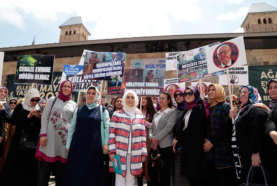 AK Parti Odunpazarı İlçe Kadın Kolları üyesi kadınlar, Odunpazarı Küliyesi’nde dans yapıldığı ve şehit cenazesi ardından konser verildiği gerekçesiyle külliye önünde protesto eylemi düzenledi.