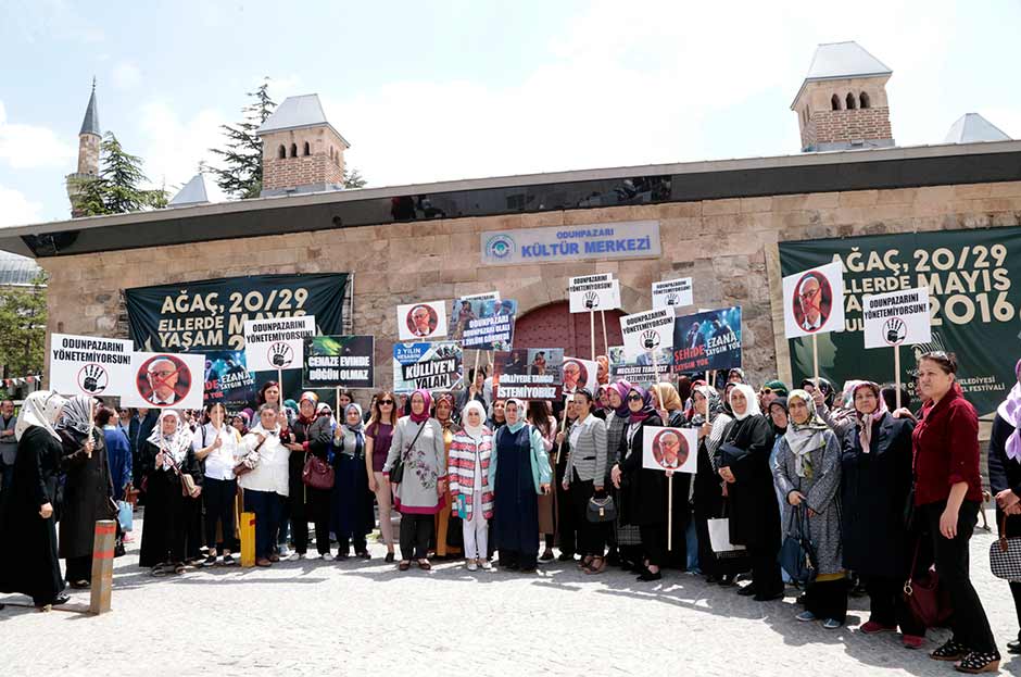 AK Parti Odunpazarı İlçe Kadın Kolları üyesi kadınlar, Odunpazarı Küliyesi’nde dans yapıldığı ve şehit cenazesi ardından konser verildiği gerekçesiyle külliye önünde protesto eylemi düzenledi.