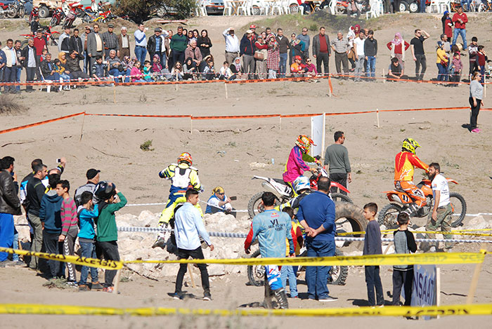 Antalya’nın Kumluca ilçesinde düzenlenen Türkiye'nin ilk Kum Enduro yarışları tamamlandı. 